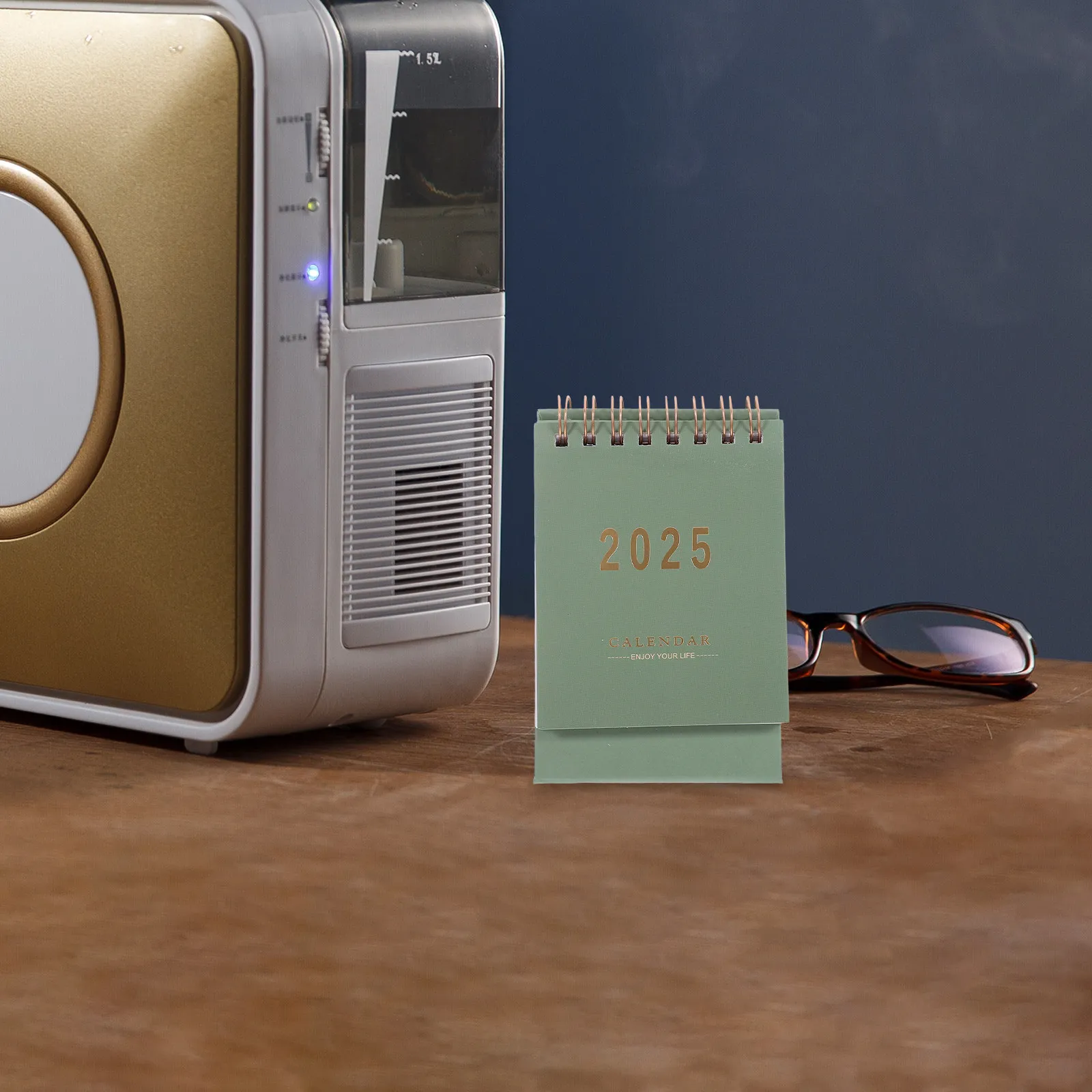 

Ежемесячный настольный календарь на 2024-2025 годы, компактный откидной календарь для использования на столе, гладкая поверхность для письма, предотвращает вытекание чернил, отлично подходит для дома