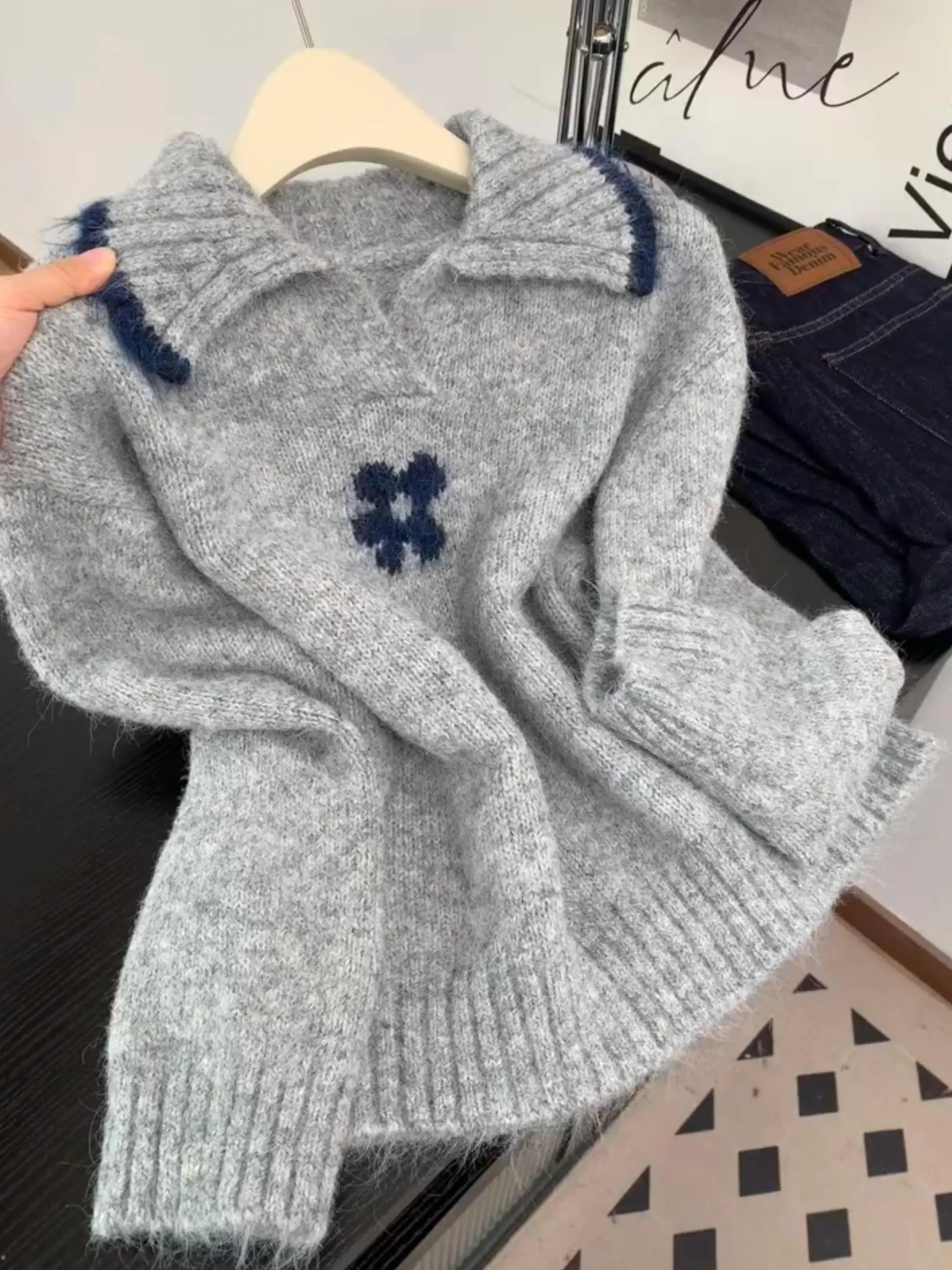 快適なグレーのニットセーター スタンドカラー ゆったりスタイル 韓国版 秋冬新作 レディース プレミアム感 長袖 クルーネックセーター