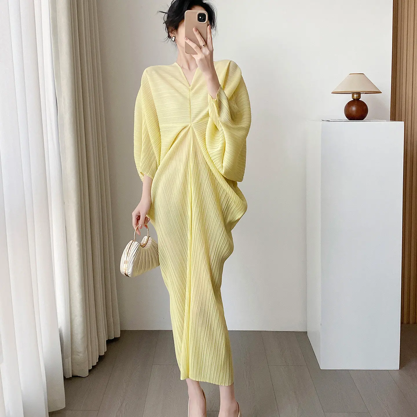 

Плиссированное платье с рукавами «летучая мышь» 2026 года, новинка, модное, желтое, с V-образным вырезом, средней длины, свободного кроя, больших размеров, для женщин