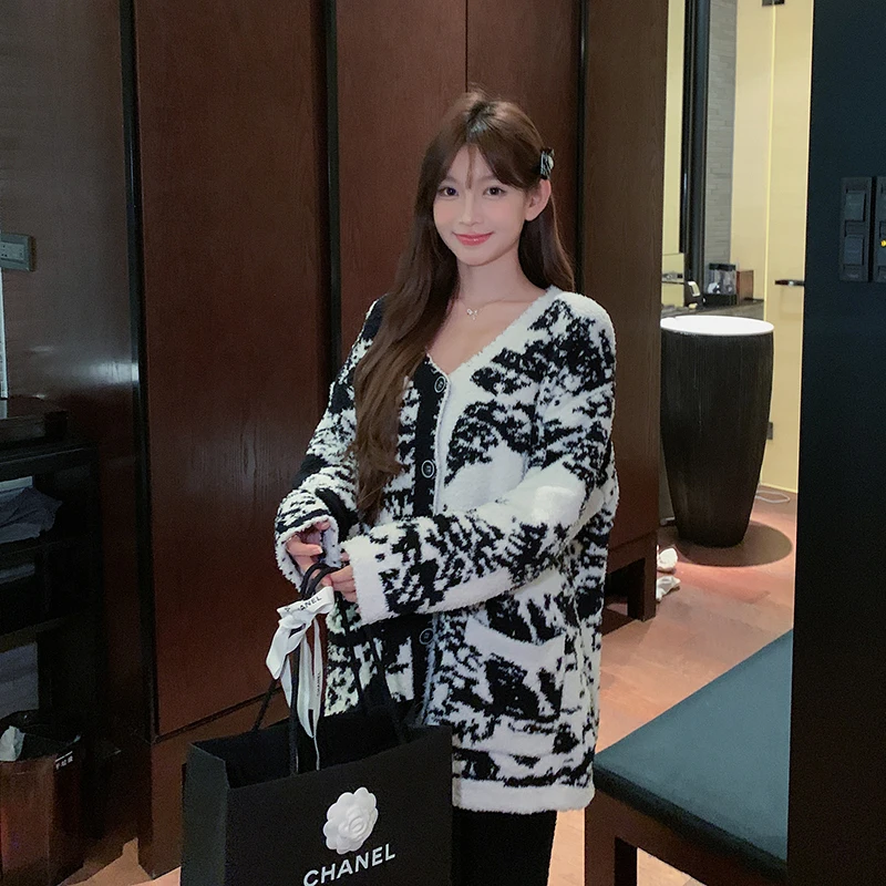 La ropa de hogar para mujer de otoño e invierno se puede usar afuera, cárdigan de ocio de estilo coreano con patrón blanco y negro.