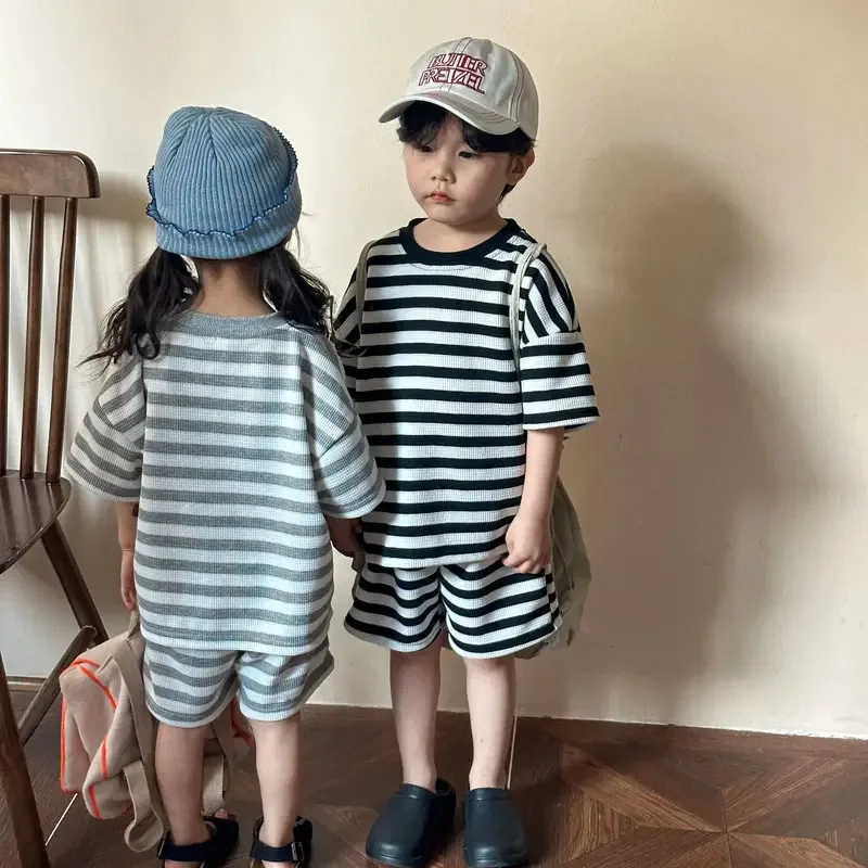 2024 ملابس الصيف طفل رياضية صبي فتاة الأطفال فضفاض مخطط قصيرة الأكمام بلايز + السراويل 2 قطعة طفل القطن تي شيرت دعوى