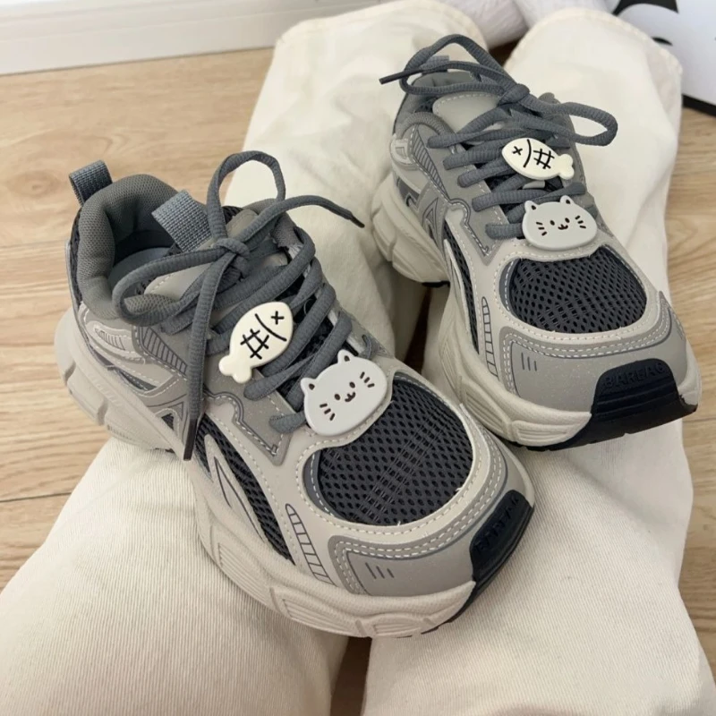 ​ أحذية رياضية نسائية عالية الكعب 2025 ربيع جديد طالب متعدد الاستخدامات سميكة وحيد تنفس شبكة أحذية للنساء أحذية الموضة