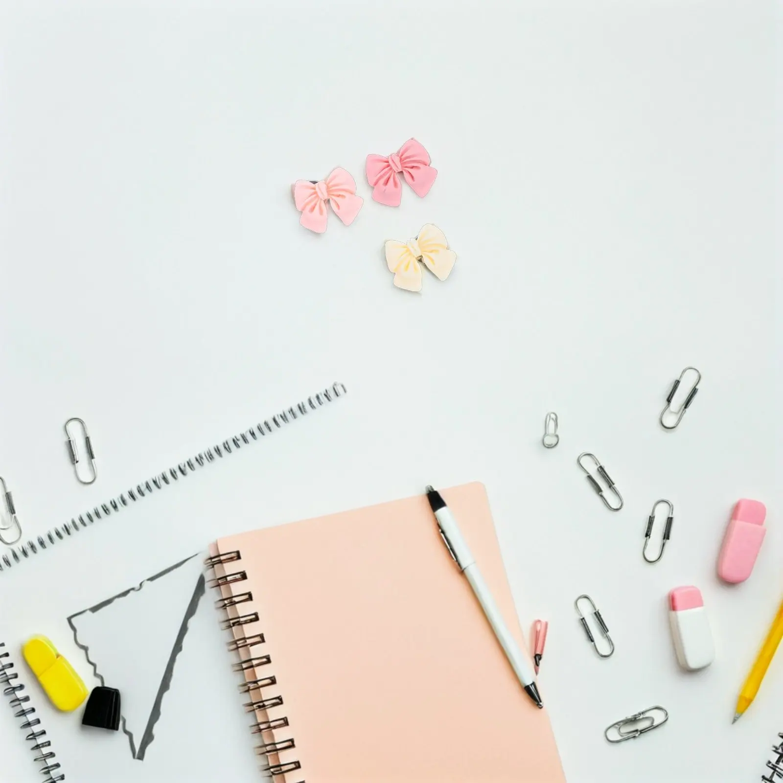 

30 шт. декоративных кнопок-бантиков из смолы для офиса, дома, школы, пробковой доски, фотографий, заметок, мемо-доски