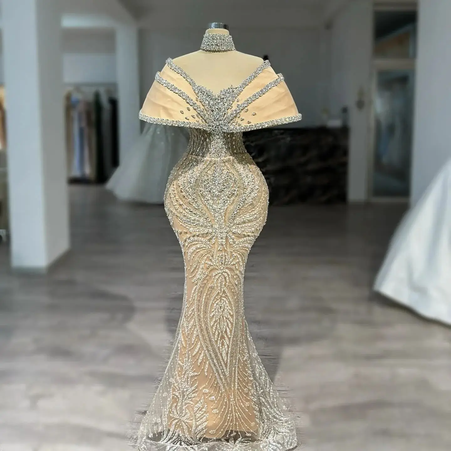 فستان سهرة بلون الشمبانيا بكريستال متألق مخصص على شكل حرف V قبالة الكتف حورية البحر فساتين لحضور الحفلات الموسيقية رداء حفلات عربي أنيق 2026 #1