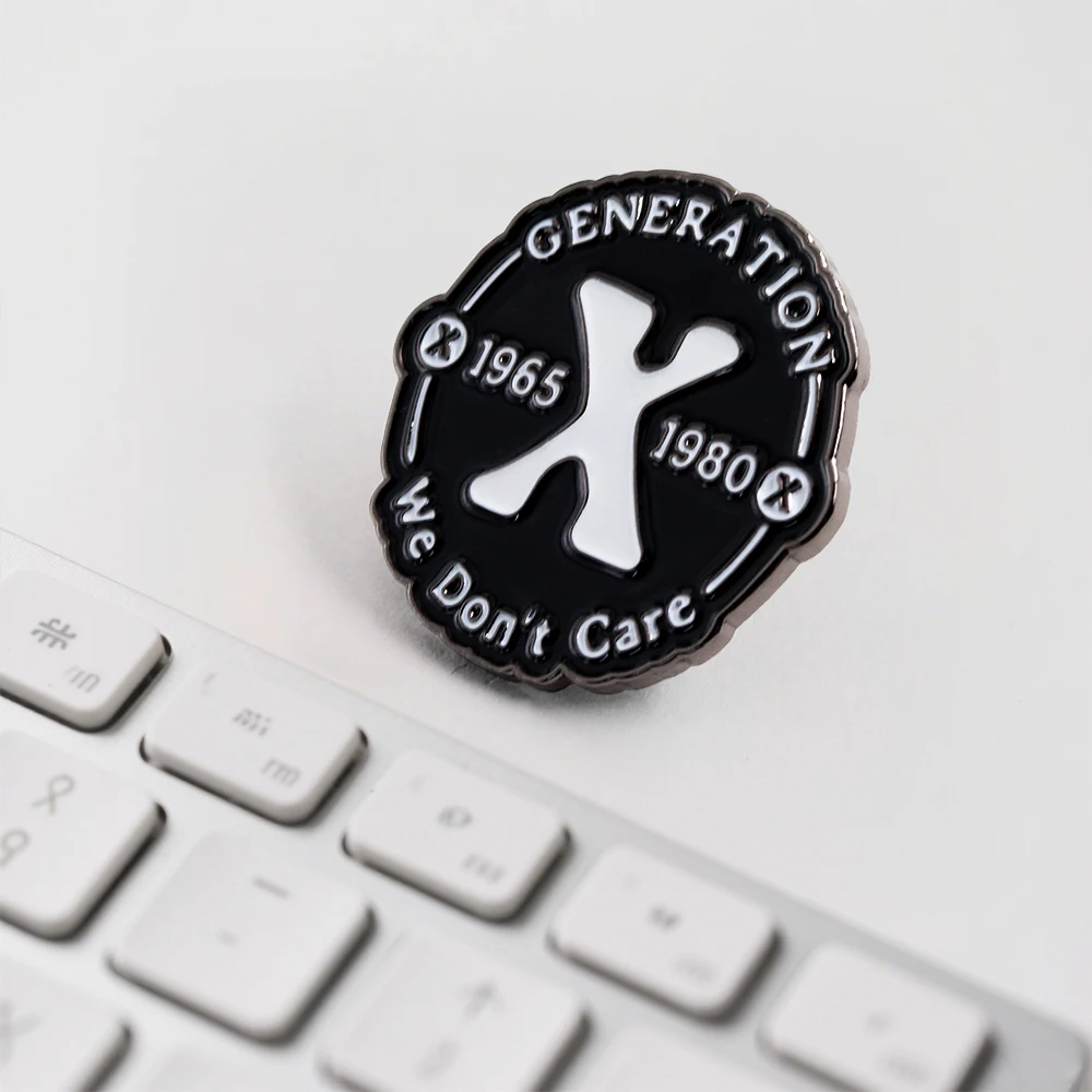 Wir kümmern uns nicht darum – Emaille-Anstecker, lustiges Gen-X-Abzeichen, Generation 1965–1980, Brosche, Humor-Schmuck, originelles Abzeichen, kreatives Deko-Geschenk. – Detail 4