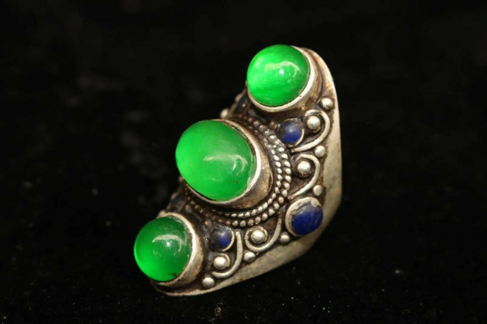 

Chinese Old Craft Made Old Tibetan Silver Emerald Inlaid ring