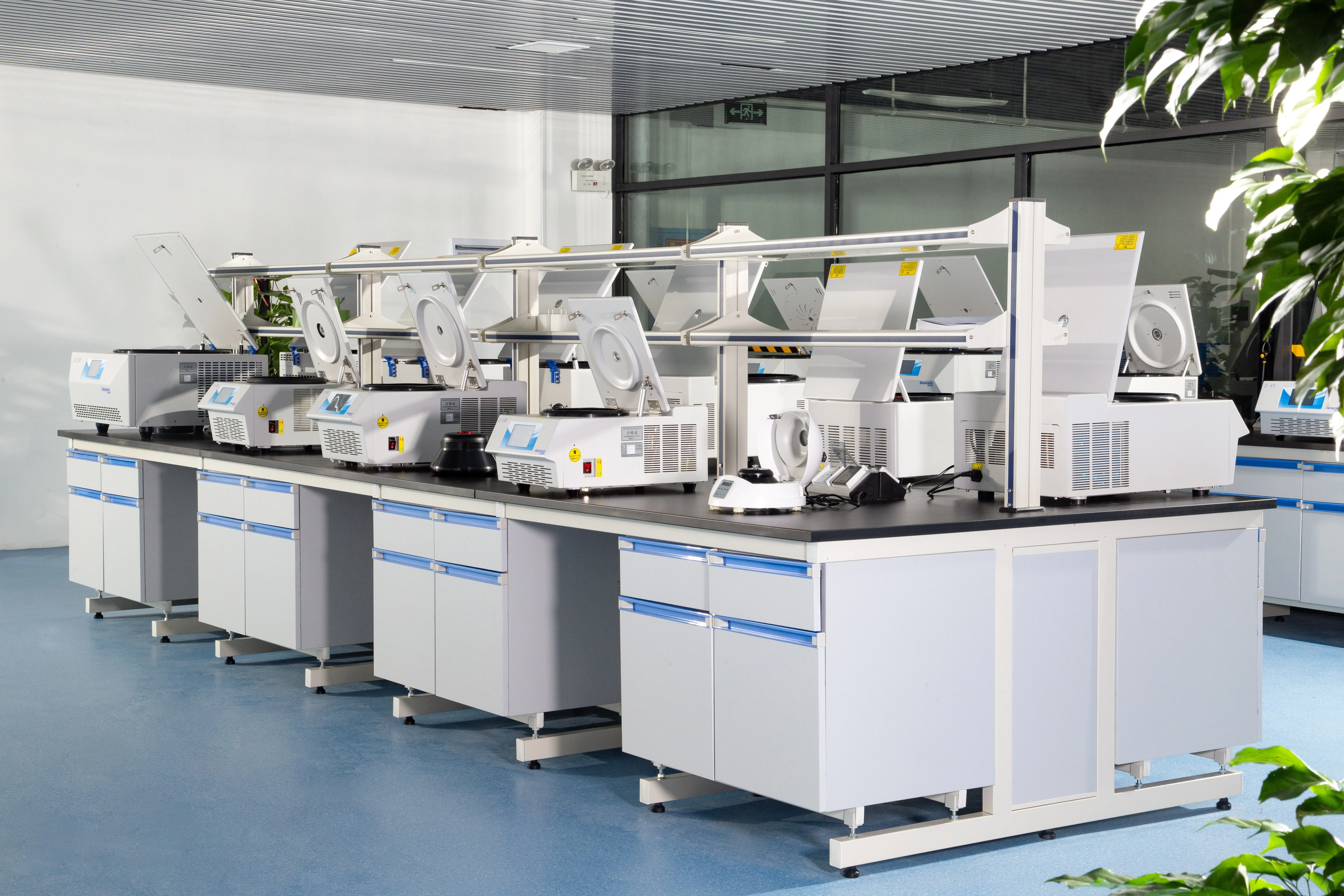 آلة طرد مركزي للمختبر ذات جودة عالية منخفضة السرعة 3-5N أقصى سرعة 6000 دورة في الدقيقة 6321xg مع دوار زاوية NCP 12*10 مللي