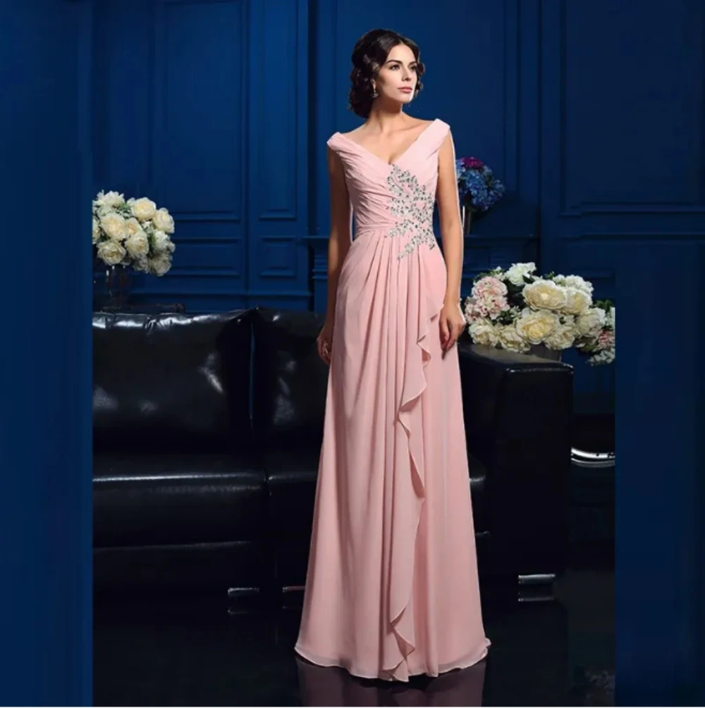 

2024 Elegant Mother of the Bride dresses Chiffon pink and glamorous low V-neck pearls wedding dresses فساتين للحفلات الراقصة