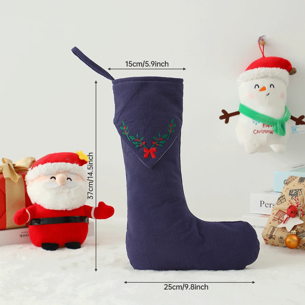 Weihnachtsstrumpf mit gestickten grünen Blättern und roter Schleife, bunter Baumwoll-Leinen-Strumpf mit dreieckiger Manschette für den Kamin. – Detail 3