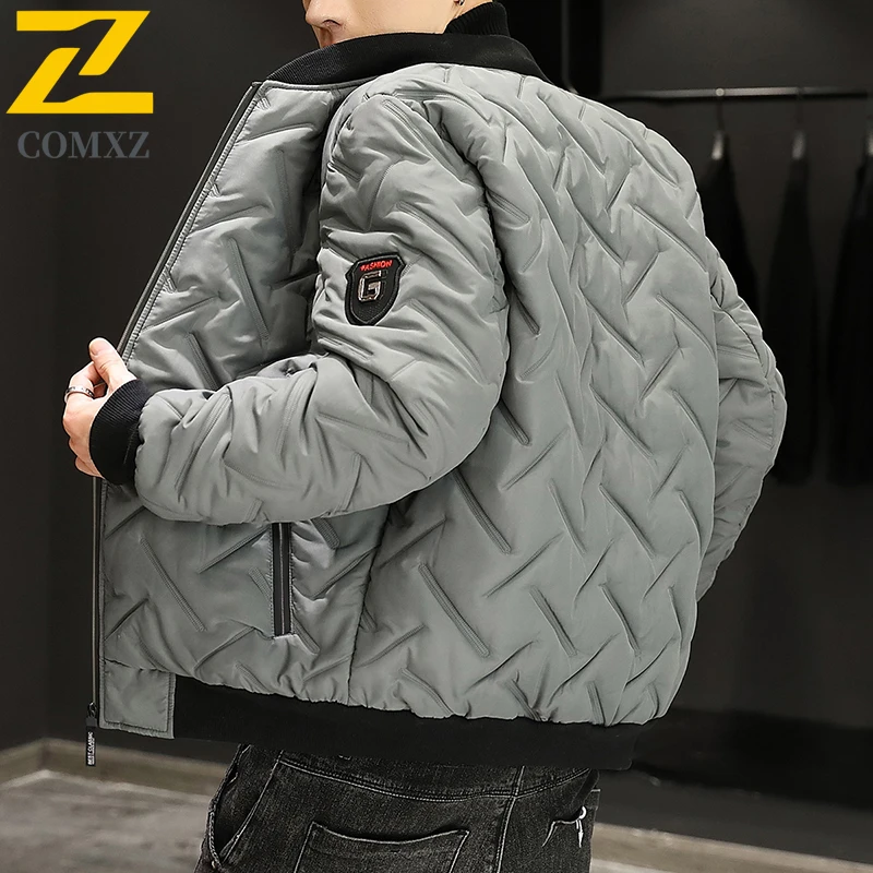 COMXZ ผู้ชาย 2025 ใหม่อินเทรนด์อเนกประสงค์เสื้อแจ็คเก็ตผ้าฝ้ายหนาป้องกันความเย็นอบอุ่นคอตั้งกลางแจ้งลำลองหลวมเสื้อแจ็คเก็ตผ้าฝ้าย