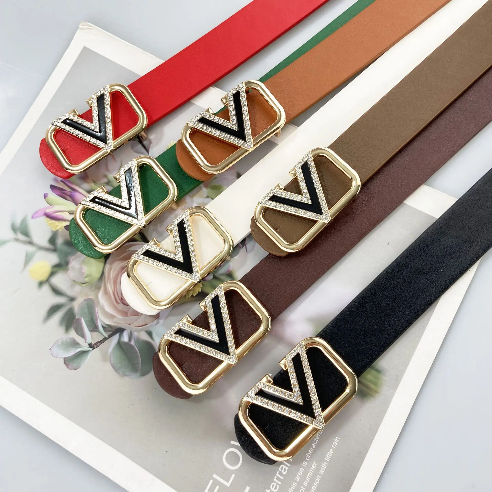 Женский ремень 2025 года с бриллиантовыми буквами и V-образными пряжками с высококачественным и модным поясом для женщин