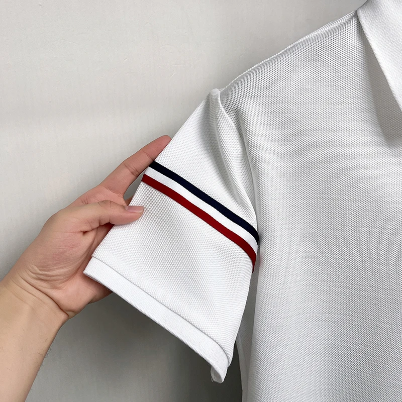 100% Baumwolle Herren Kurzarm-Poloshirt mit Kragen, Knöpfen und Buchstaben-Stickerei, Neues Sommer-Poloshirt, Lässige Mode, Atmungsaktive Herrenbekleidung – Detail 3