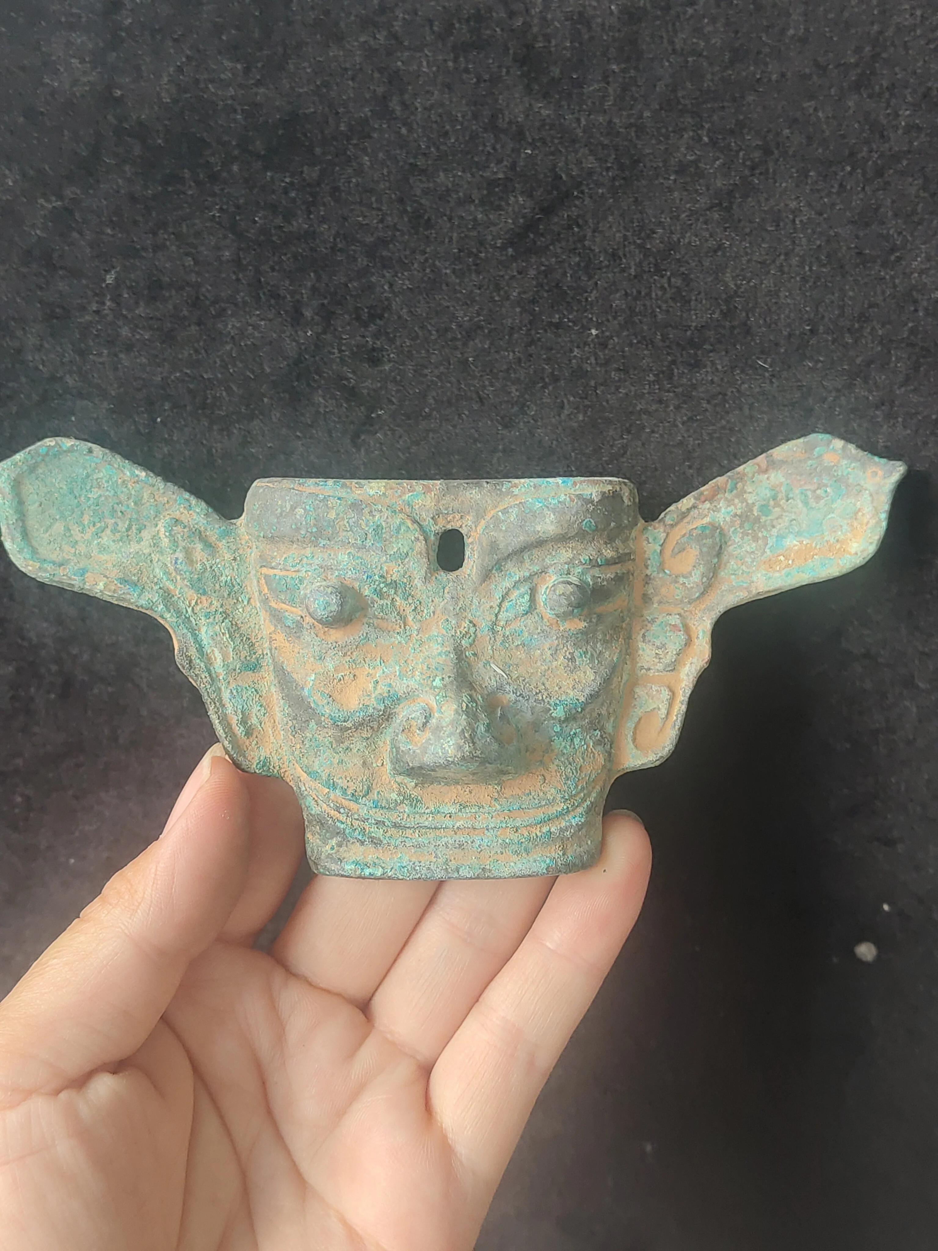 Chinese bronze Sanxingdui bronze mask decoration red red green embroidery wrapped paste mask collection