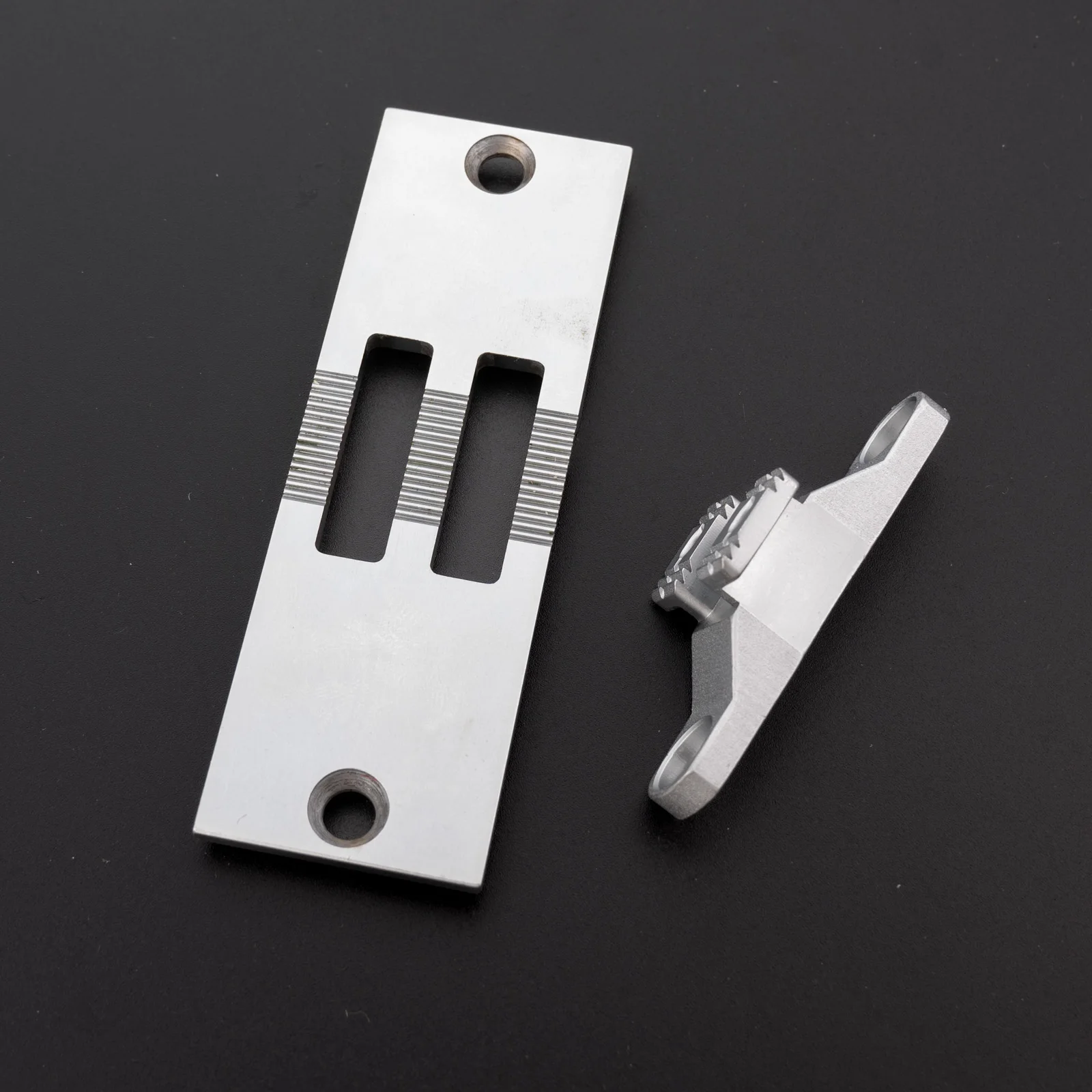 

KH767-NP+FD игольная пластина и подающая собака для швейных машин с двойной иглой DURKOPP Adler 467 767 JUKI LU-2260