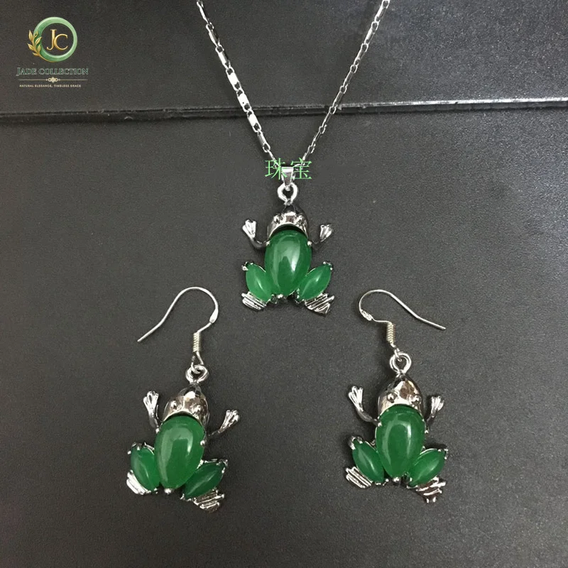 Natural Green Chalcedony Hand-carved Frog Earrings Fashion Boutique Jewelry Ladies Earrings and Necklaces Two-piece Set