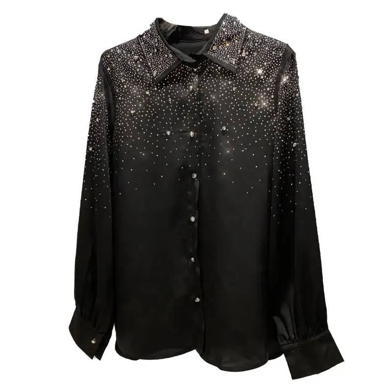 قميص حريري نسائي بتصميم متدرج من سلسلة دارك، بأكمام طويلة وطوق بولو، بأزرار، بتصميم مستقيم، من تشكيلة خريف 2025 الجديدة.