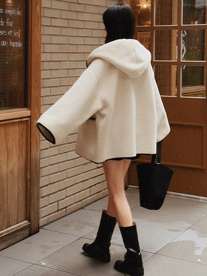 

Осенне-зимняя шуба из овечьего меха, женская антивозрастная свободная шуба с капюшоном, пушистая куртка, модный дизайн, пуговицы, детализация для поездок на работу