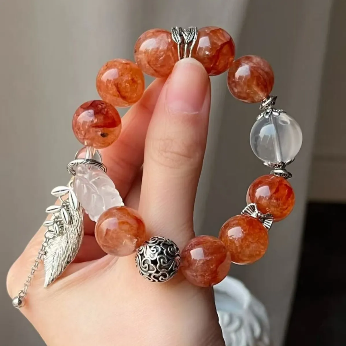 

Natural White Crystal Red Glue Flower Bracelet Girls Fashion Light Luxury Bracelet Niche Design