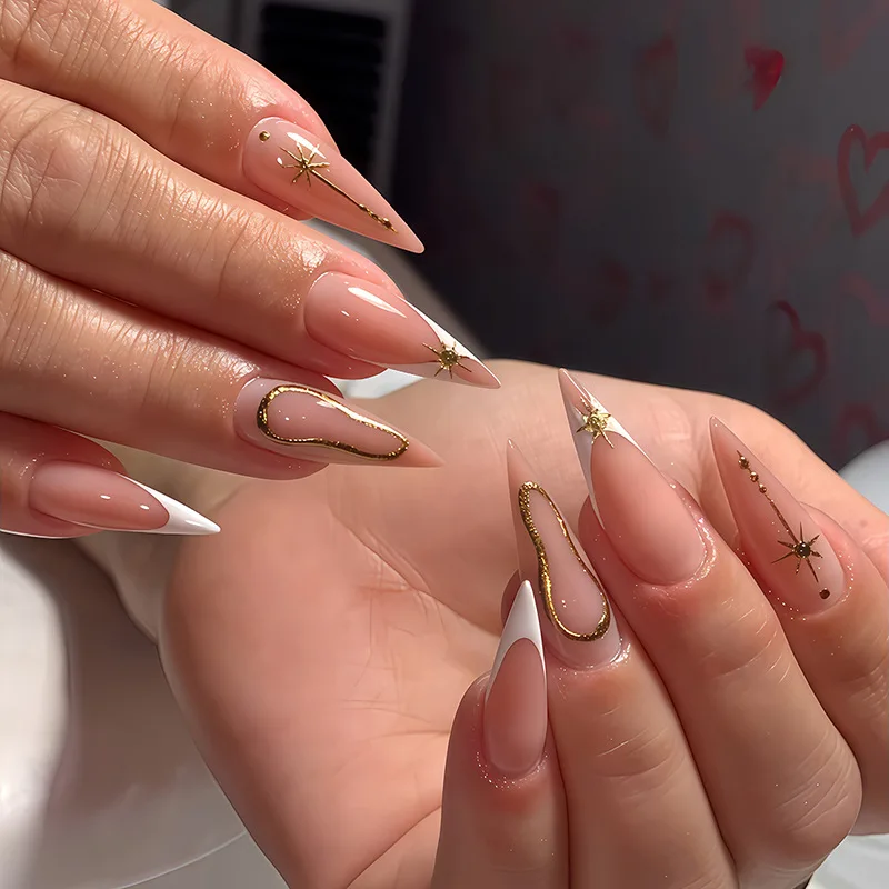เล็บปลอมทรงสติลเลตโต้ยาว 24 ชิ้น ขอบสีขาวสไตล์เฟรนช์ ติดง่ายแบบกดติด ประดับด้วยลายดาวสีทองและคริสตัล ปิดเต็มเล็บ