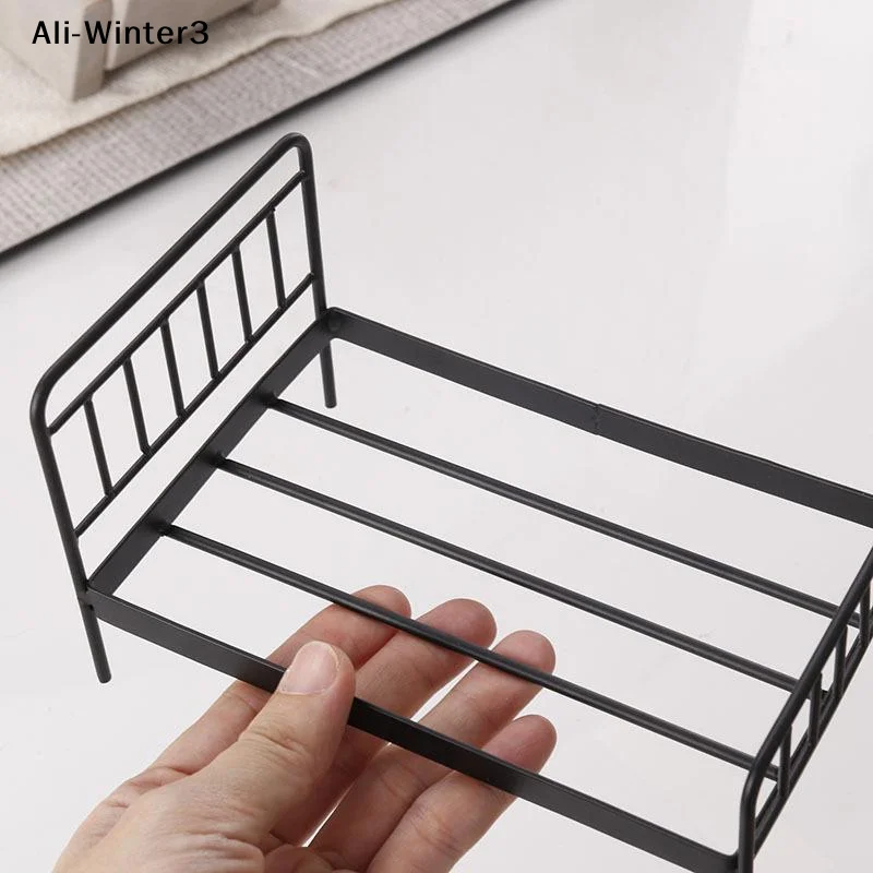 

【Wn】1Pcs 1:12 Dollhouse Miniature Iron Doll Bed Model Mini Doll Furniture Simulation Bed Bedroom DIY Accessories Toys