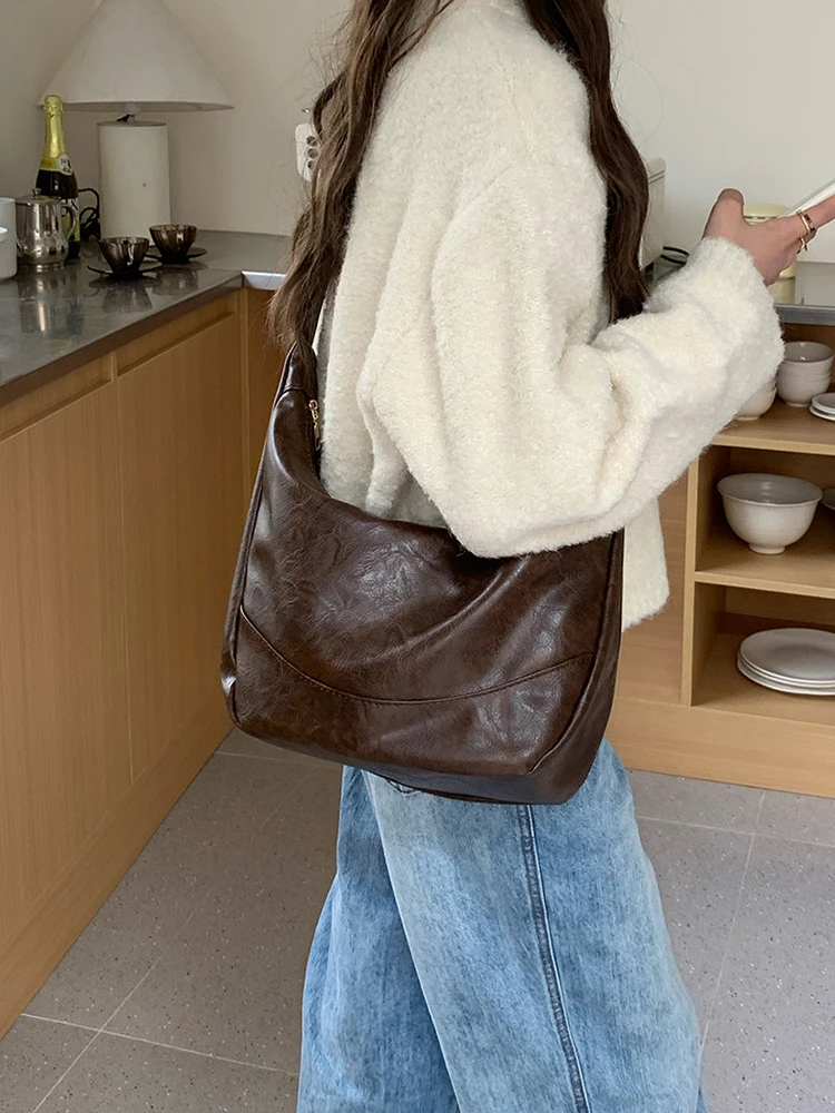 

2026 new retro large capacity crossbody bag, dumpling bag, student fashion casual women's daily commuting women's bag