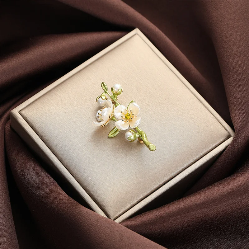 Vintage Temperament Green Jasmine Brooch For Women Plant Flower Pearl Corsage Anti-exposure Pin Accessories Jewelry Gift