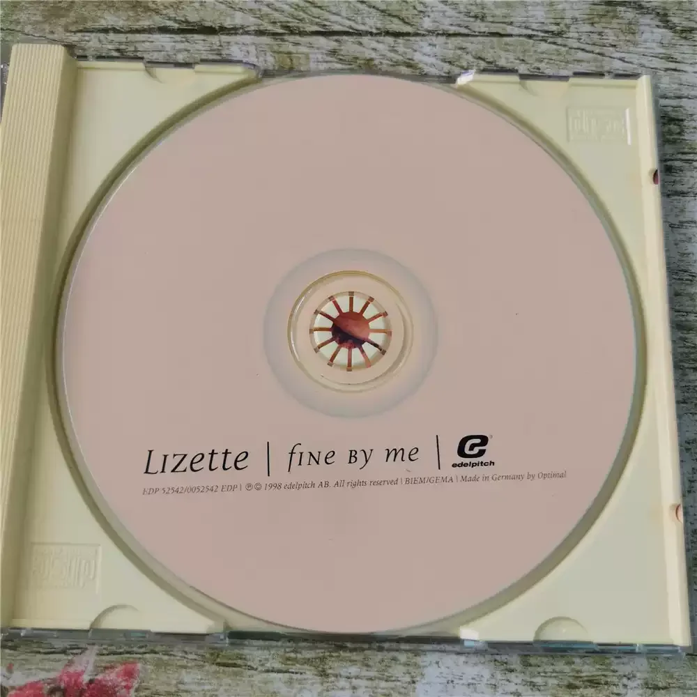 CD Lizette Fine By MeIt combina chantando pop suave com ritmo e ritmo R&B, que é o "light rythm lyric pop"