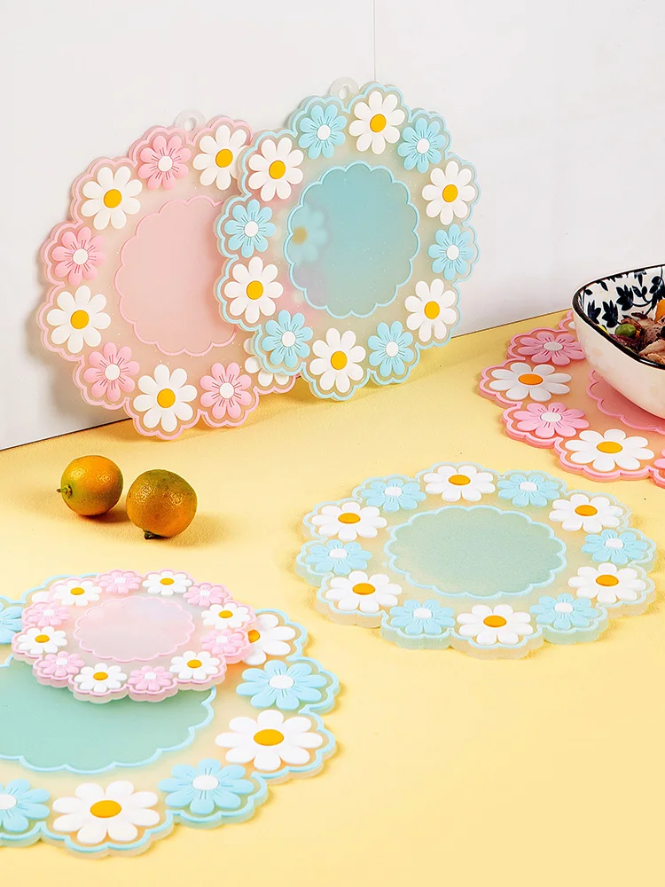 1Pcs 2Colors Small Fresh Daisy Silicone Insulation Pad Pvc Table Mat High Temperature Resistant Scalding Pot Mat Flower Coasters