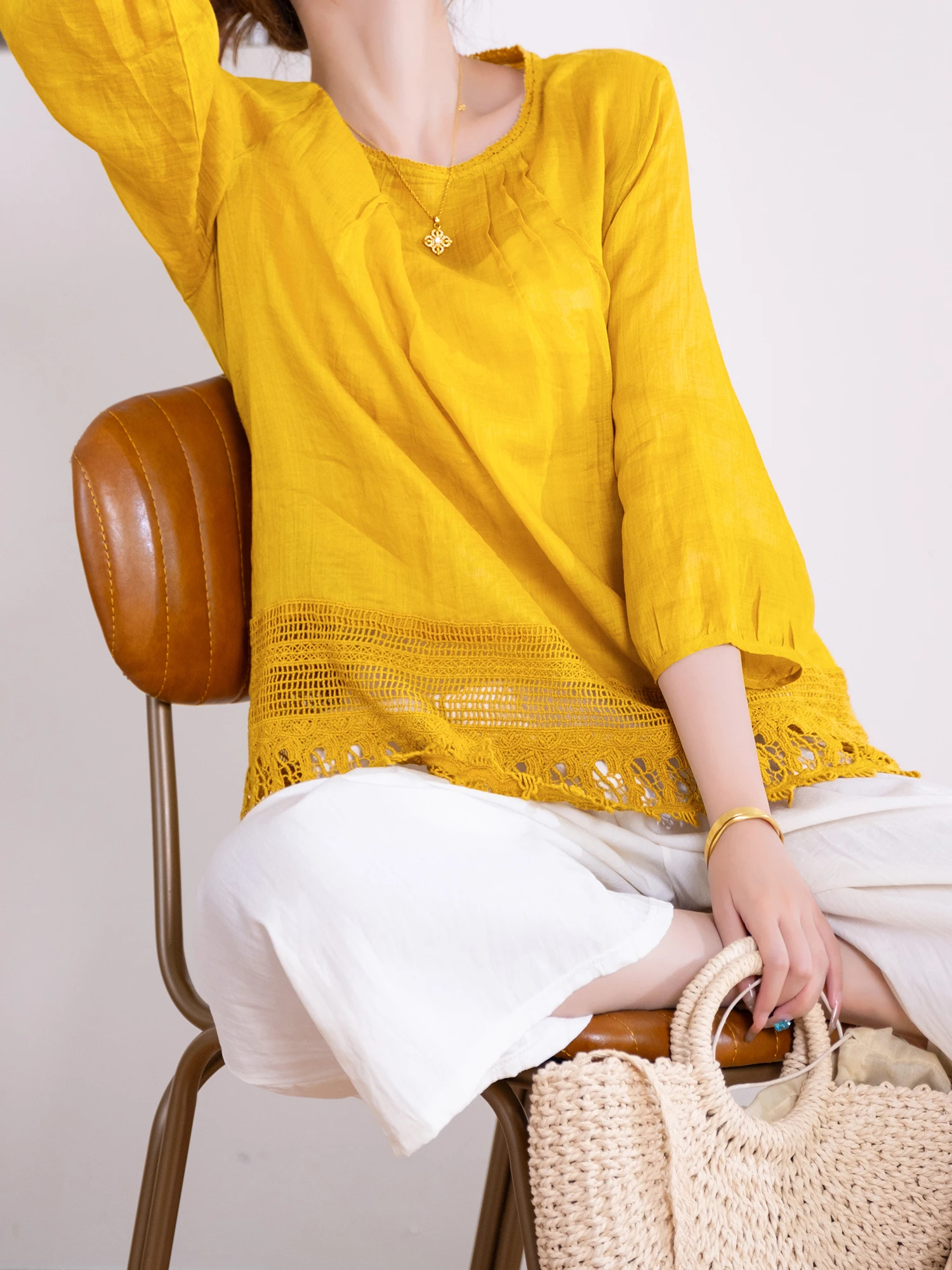 

Ele Sle round Ne Lace Splicing 00% Flax Heavy Work Hollow out Design Loose Fit Women's T-irt Summer Thin Model