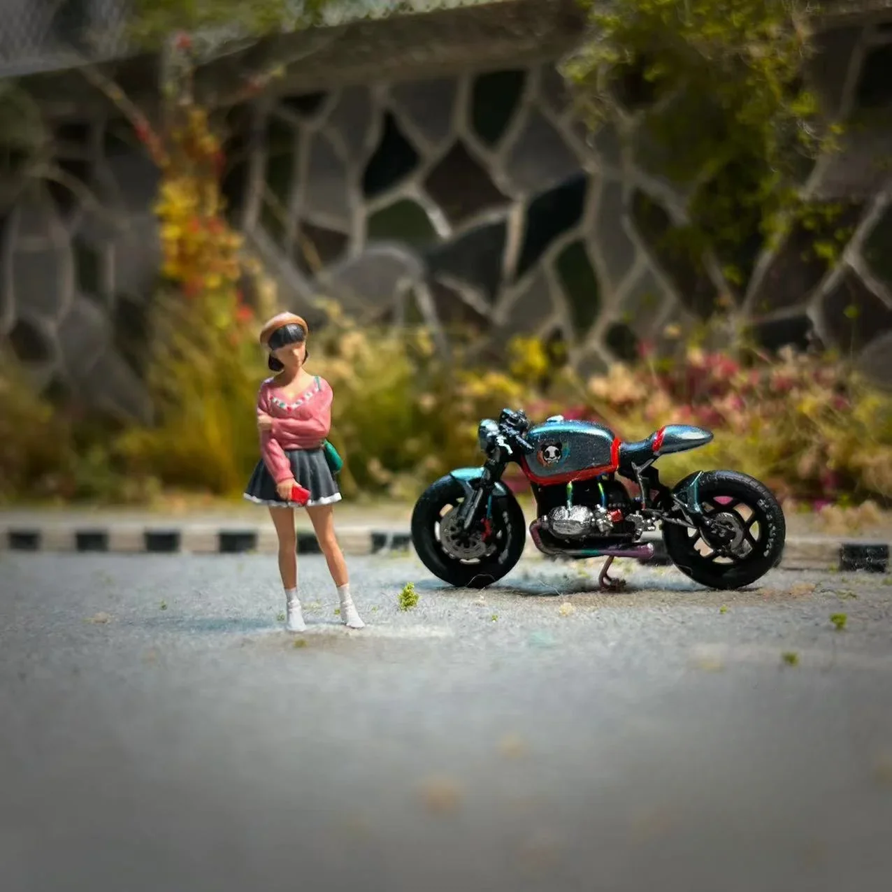 

Diorama 1/64 Scale Figurines Model A Girl Wearing A Hat Collection Miniature Hand-painted