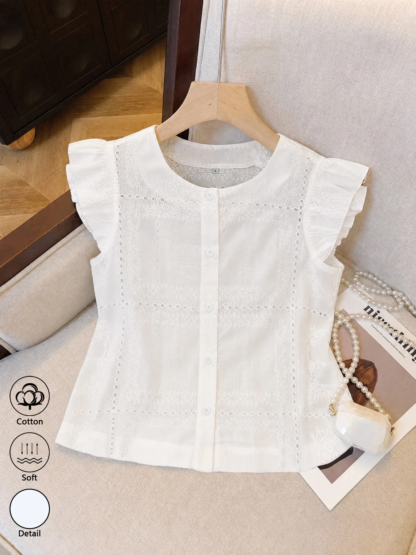 Damenhemd aus 100% Baumwolle mit Rundhalsausschnitt und Knopfleiste; eine einfarbige Arbeitsbluse mit einzigartigem Cut-Out-Design. – Detail 4