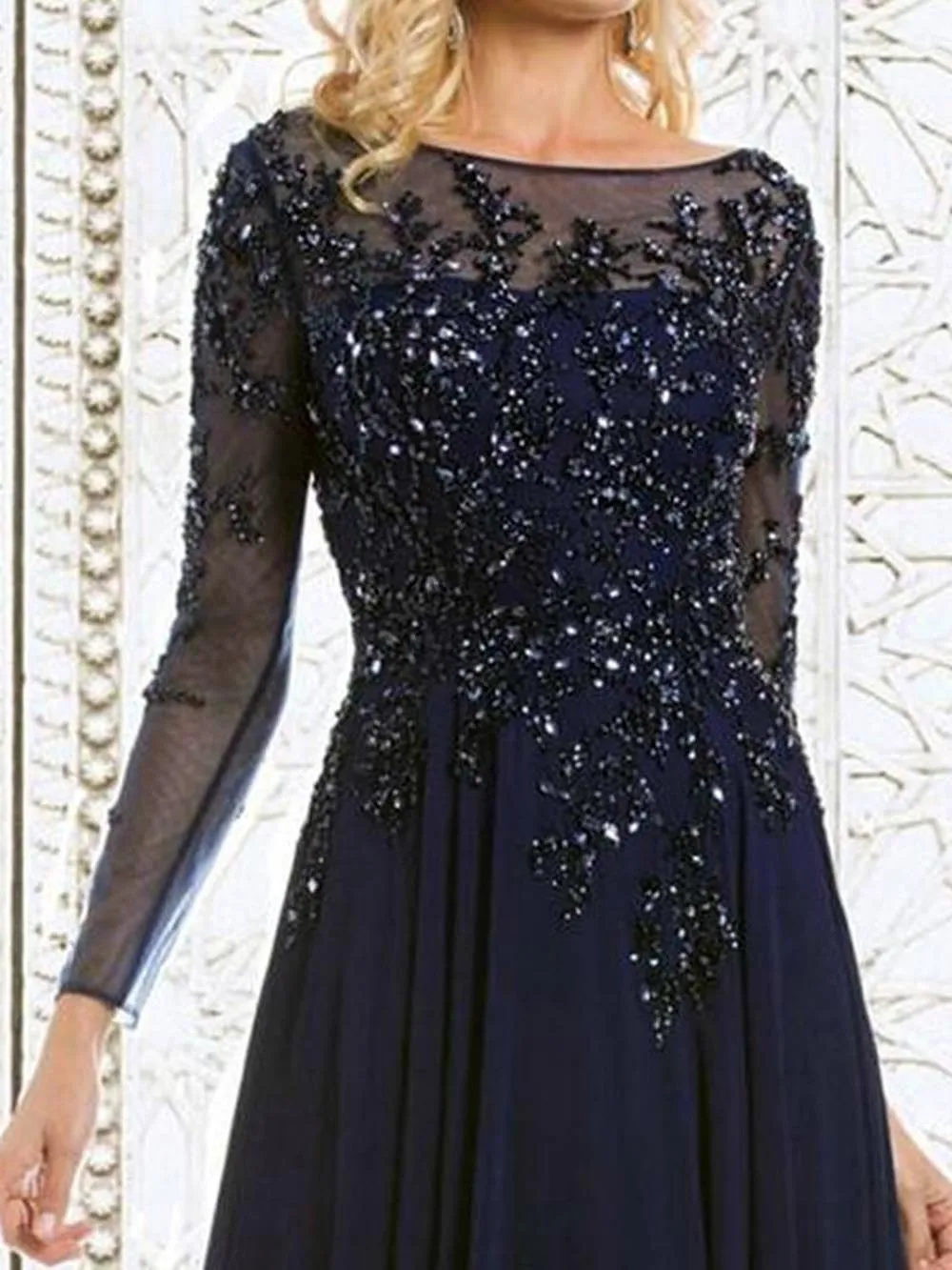 

2023 New Elegant Mother Of The Bride Dresses Chiffon Lace Appliques Beaded Long Sleeves Bateau Neck Wedding Party Evening Gown