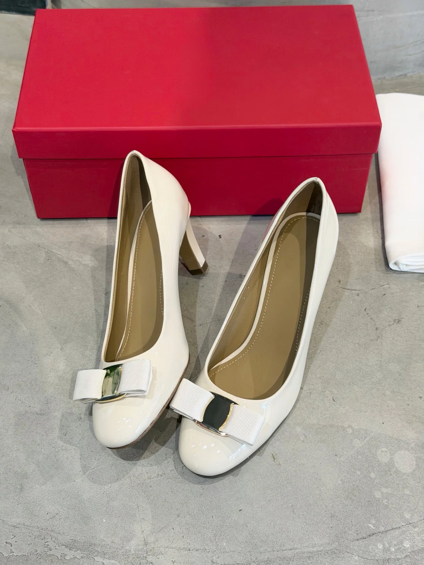 

Элегантные женские туфли из лакированной кожи, украшенные бантами и металлическими элементами, подходят для повседневной офисной носки и свиданий.