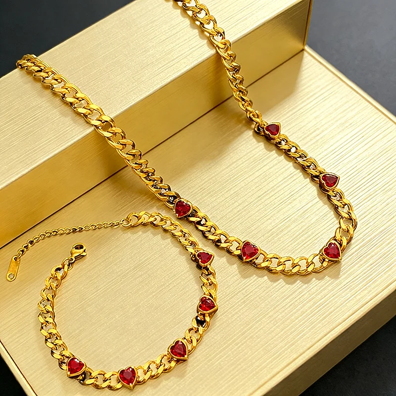 

Минималистичный комплект украшений в золотистых тонах: колье и браслет из нержавеющей стали с красными сердечками из фианитов, подарок для женщин