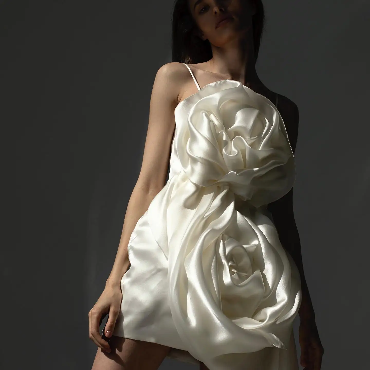 فساتين قصيرة جميلة ثلاثية الأبعاد مصنوعة يدويًا على شكل زهرة للحفلات فساتين نسائية من Florla مع تراكب جانبي للتاريخ وحفلات الأعياد