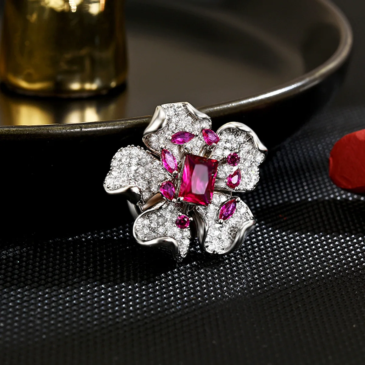New Creative Retro Small Magnetic Buckle Pin Luxury Colored Cubic Zirconia Flower Brooch for Women High-end Accessories Corsage