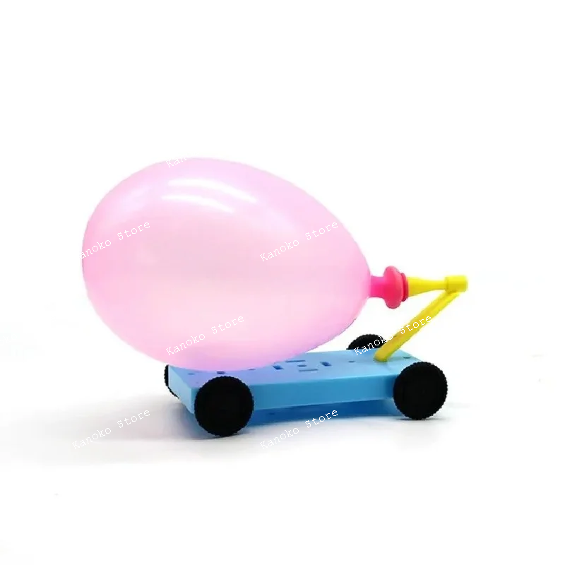 

Детская технологическая поделка: маленькая машинка на резинках, ручной работы, с откатным механизмом