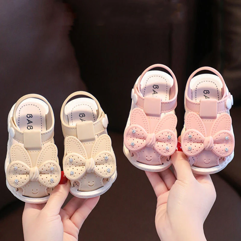 Neue Sommer-Outdoor-Sandalen für Mädchen mit weichen Sohlen und leichtem Design, perfekt für den Strand.