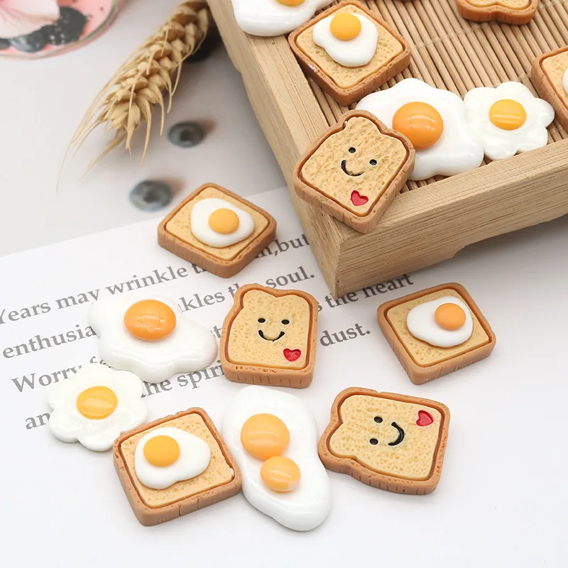 Nuevos Accesorios Creativos de Resina DIY: Juguetes de Comida (Pan Sonriente, Huevo Frito) para Pegamento de Crema, Fundas de Teléfono, Horquillas y Accesorios para el Cabello