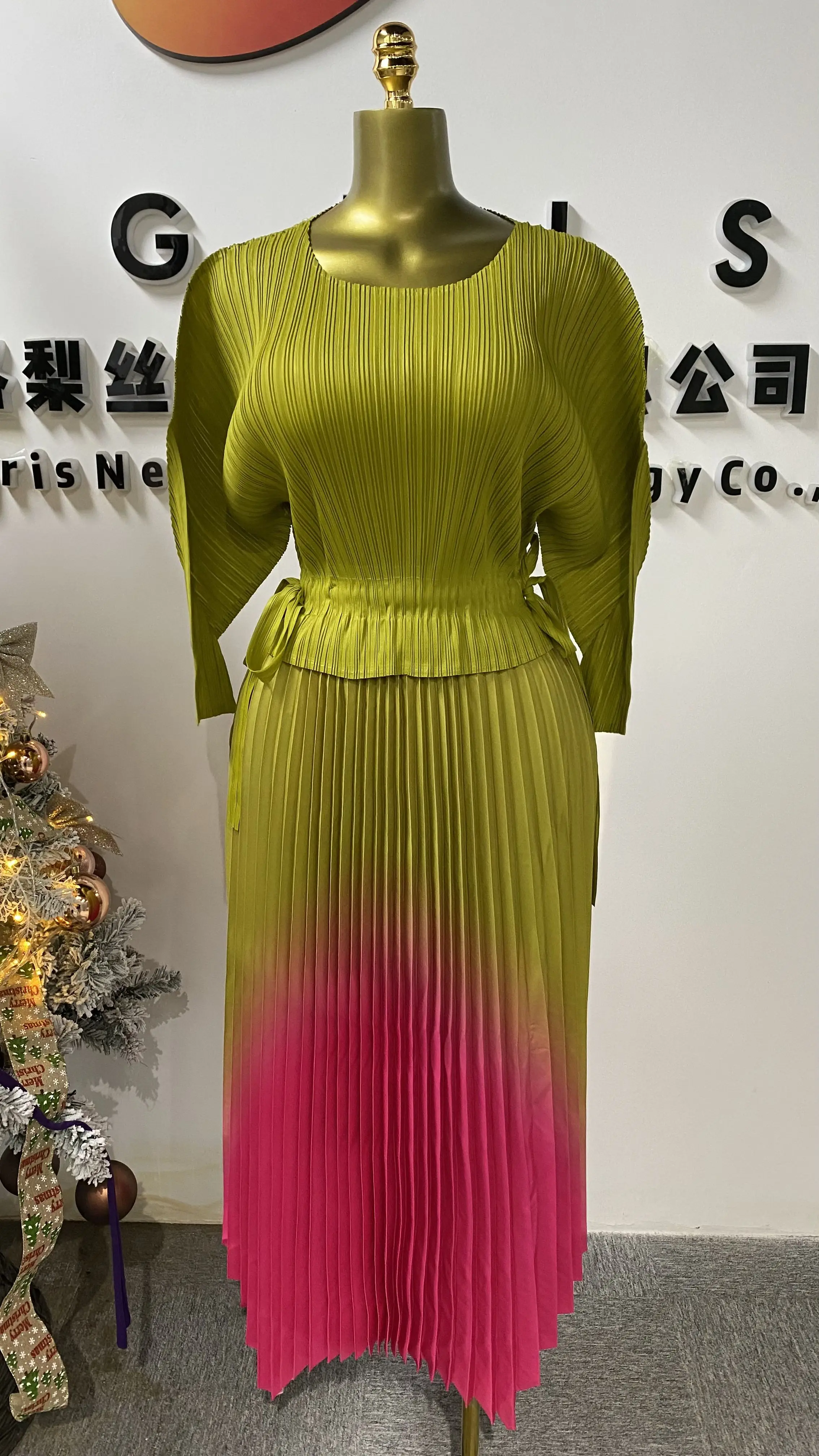 

Summer Folding Plus Size Women's Elegant Front Solid Color Pleated Sleeve Maxi Dress-GZMM461