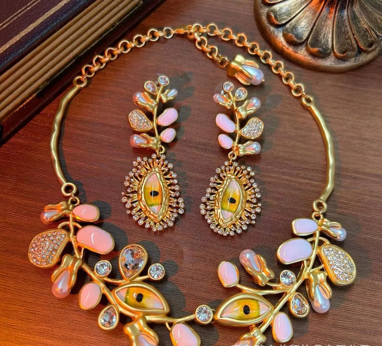 

European and American Vintage Leaf Eye Tooth Necklace Set