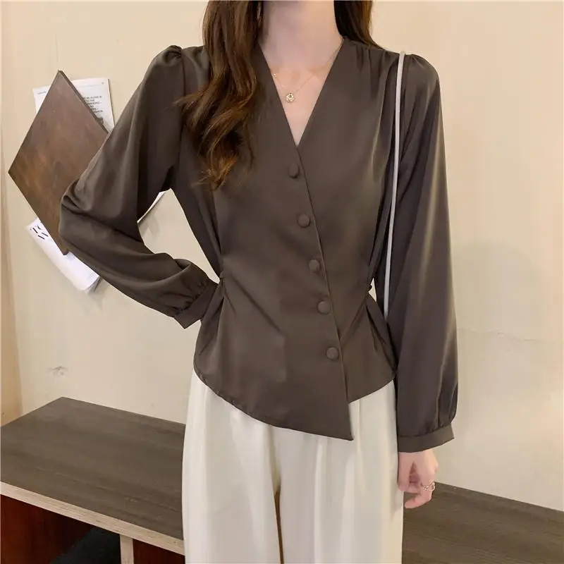 

Elegant Design Shirt with V-Neck and Clever Collarbone Exposure for Women