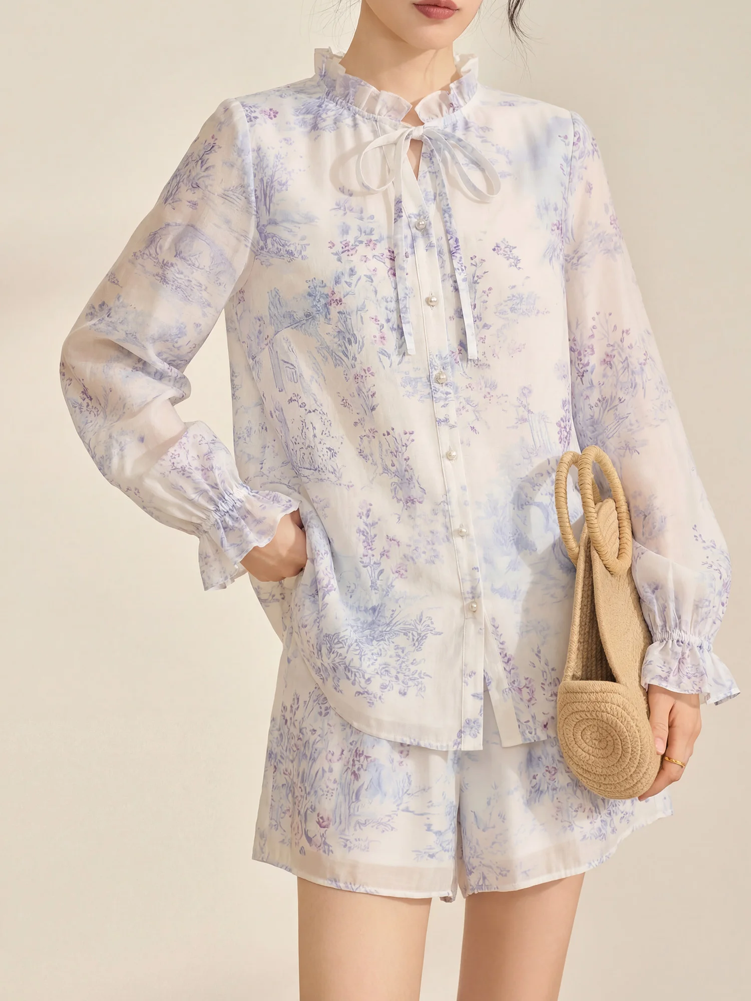 

Модный комплект для ранней весны: белая рубашка с цветочным принтом и короткие брюки, женская одежда, дышащая, средней толщины