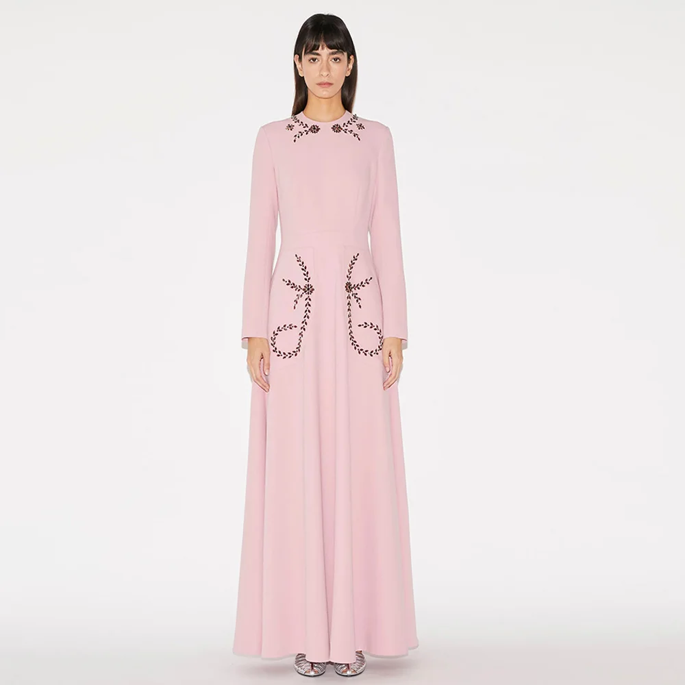 Bescheidenes saudi-arabisches Abendkleid: Maßgeschneidertes Ballkleid mit Rundhalsausschnitt, langen Ärmeln, Kristallsteinen und A-Linie im arabischen Stil