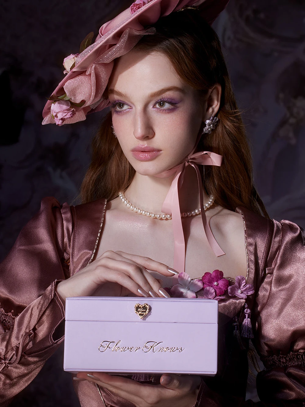 Flower Knows Strawberry Rococò Tavolozza per trucco all-in-one Set regalo Crema per labbra Fard in rilievo Specchio per le mani Kit da viaggio