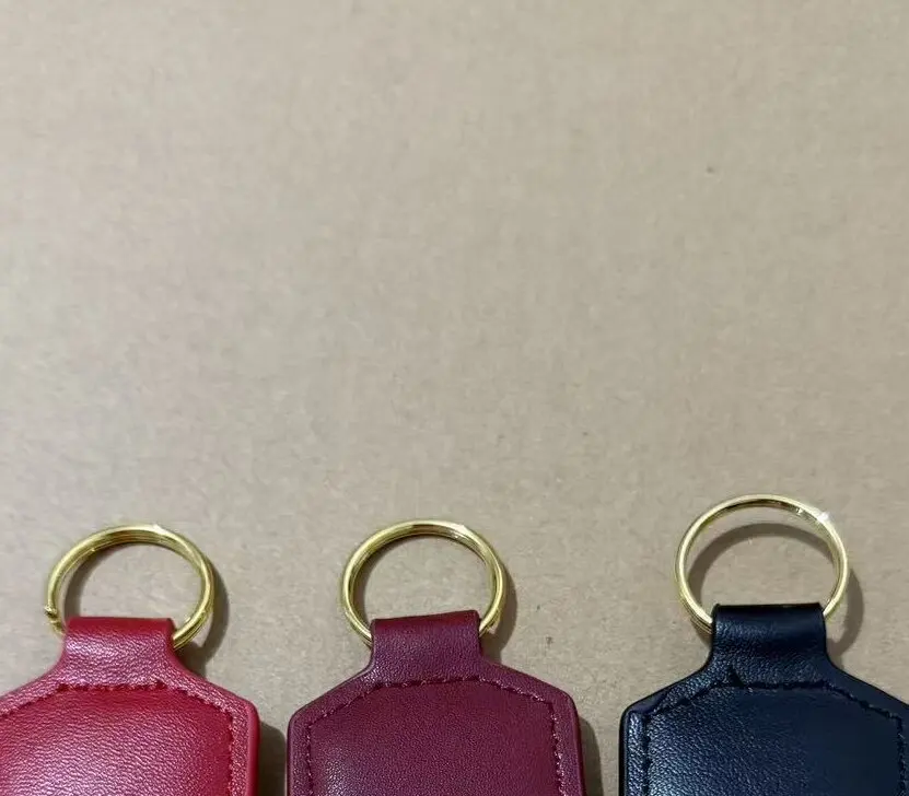 1X Wysokiej Jakości Skórzany Pokrowiec na Kluczyki Samochodowe Brelok Typu Shield z Emblematem 3D