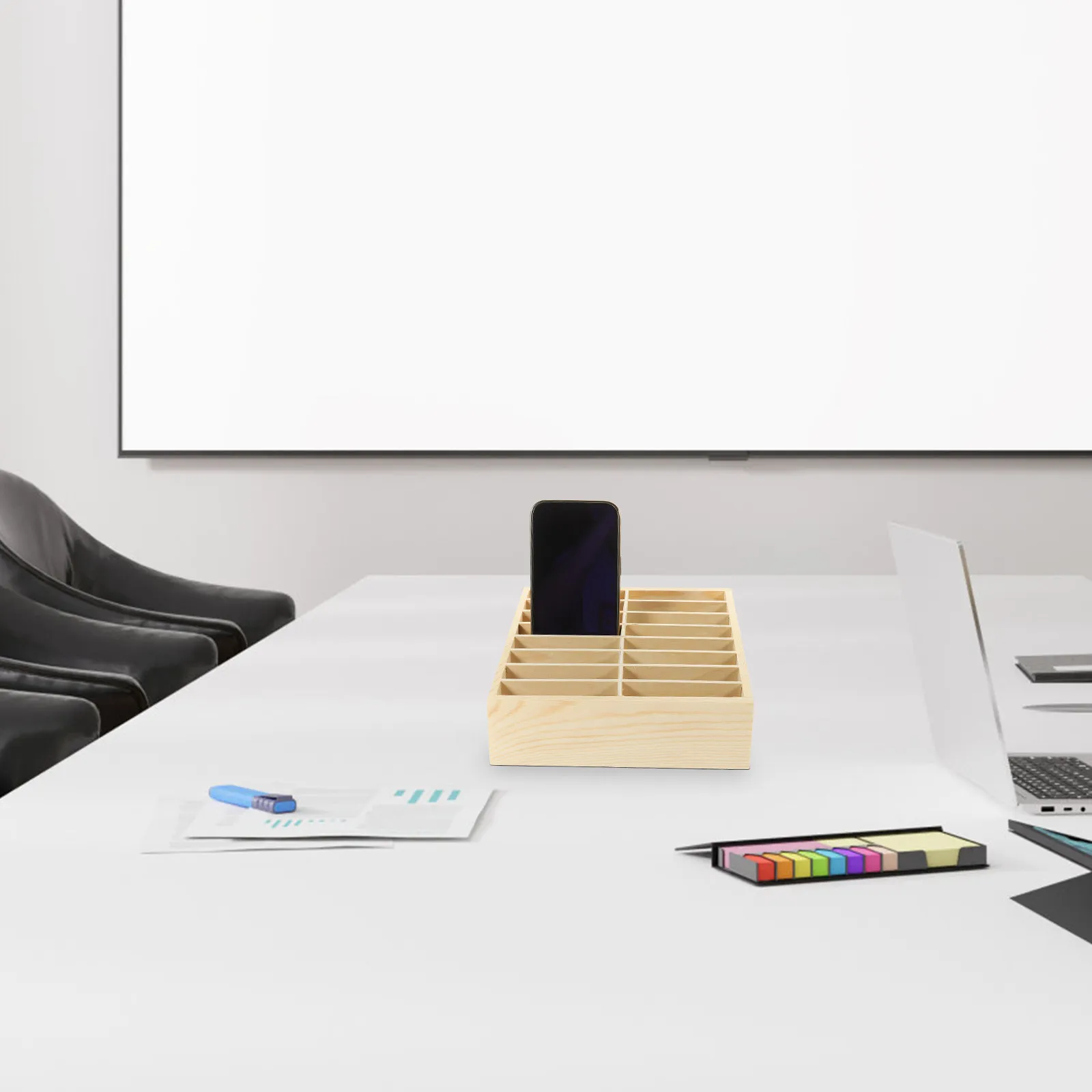 天然木製のスマートフォン収納ボックス。複数の仕切りがあり、スマートフォン、ペン、カード、ハサミなどを整理して、デスク周りをすっきりと整頓できます。