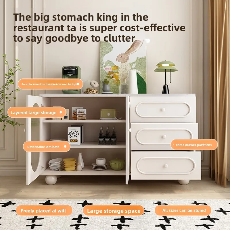 غرفة معيشة لتناول الطعام على الطراز الكريمي، خزانة شاي بسيطة، خزانة تخزين مدمجة على الحائط، مطبخ منزلي