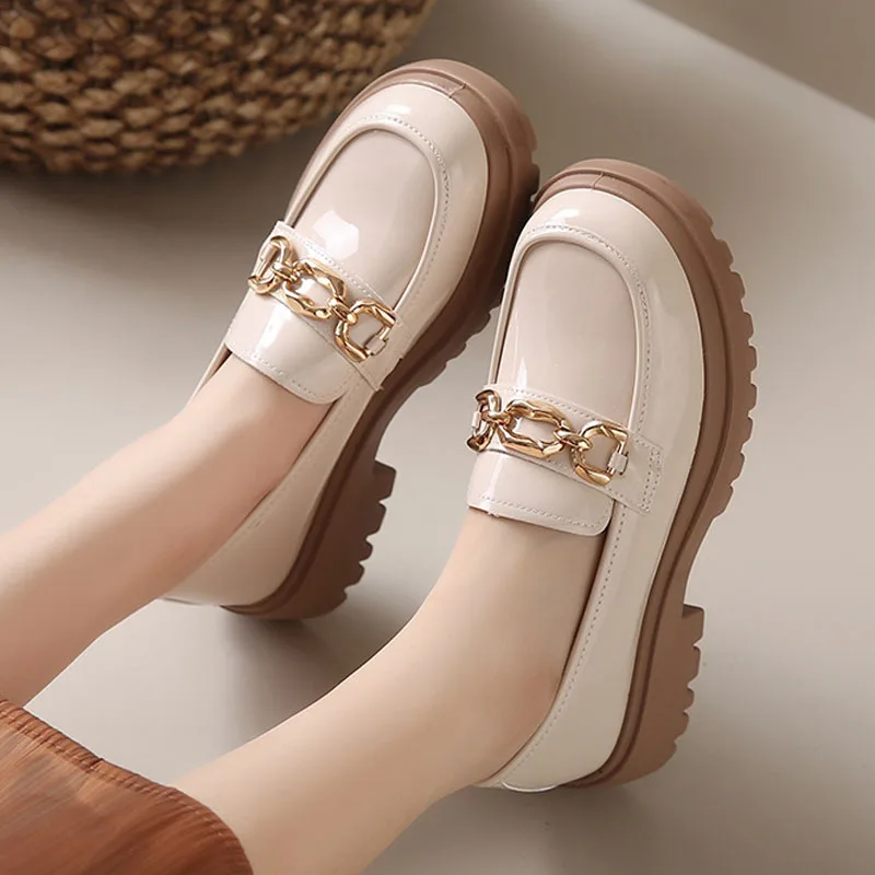 

Женская повседневная обувь без шнуровки, модные лоферы на толстой подошве на массивном каблуке в британском стиле с пряжкой-цепочкой, лакированная кожа, униформа в консервативном стиле