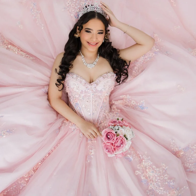 

Блестящее зеленое платье для церемонии Quinceanera с открытыми плечами, золотистыми блестками, кристаллами, длинным шлейфом и бантом, платье для 15-летия. ﻿ Индивидуальный заказ